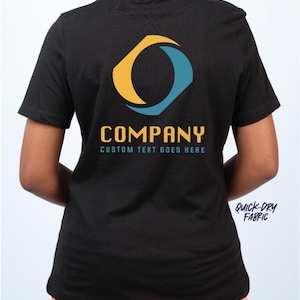 K&ouml;nnte beinhalten: Schwarzes T-Shirt mit einem gelb-blauen geometrischen Design und dem Wort "COMPANY" in Gold. Darunter steht "CUSTOM TEXT GOES HERE". Die Worte "QUICK-DRY FABRIC" befinden sich unten rechts.
