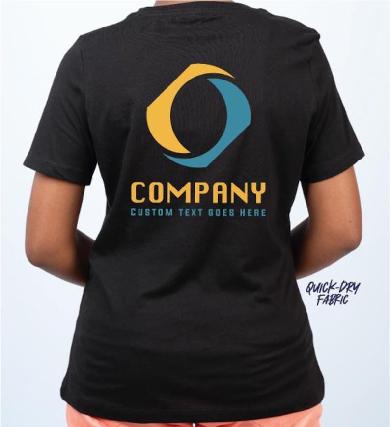 K&ouml;nnte beinhalten: Schwarzes T-Shirt mit einem gelb-blauen geometrischen Design und dem Wort "COMPANY" in Gold. Darunter steht "CUSTOM TEXT GOES HERE". Die Worte "QUICK-DRY FABRIC" befinden sich unten rechts.