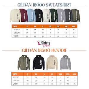 Op de afbeelding: Afbeelding van Gildan sweatshirts en hoodies in kleuren als zand, bordeauxrood en zwart. Maattabellen tonen mouw-, lengte- en breedtematen in cm, van S tot 4XL. De tekst "Gildan 18000 Sweatshirt" is zichtbaar.
