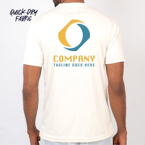 K&ouml;nnte beinhalten: Cremefarbenes T-Shirt mit einem Firmenlogo auf dem R&uuml;cken. Das Logo ist eine Kombination aus goldenen und teal-farbenen Formen. Der Text "COMPANY TAGLINE GOES HERE" steht unter dem Logo. Die Worte "QUICK-DRY FABRIC" sind oben links aufgedruckt.