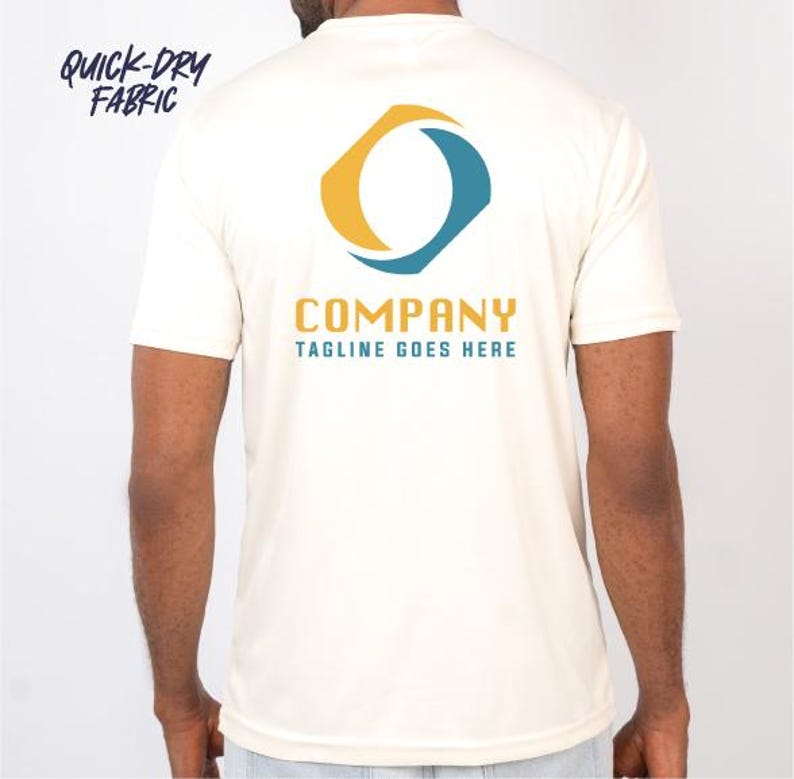 K&ouml;nnte beinhalten: Cremefarbenes T-Shirt mit einem Firmenlogo auf dem R&uuml;cken. Das Logo ist eine Kombination aus goldenen und teal-farbenen Formen. Der Text "COMPANY TAGLINE GOES HERE" steht unter dem Logo. Die Worte "QUICK-DRY FABRIC" sind oben links aufgedruckt.