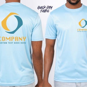 K&ouml;nnte beinhalten: Hellblaue T-Shirts aus schnell trocknendem Stoff mit einem Firmenlogo auf der Vorder- und R&uuml;ckseite. Das Logo ist eine Kombination aus gelben und t&uuml;rkisfarbenen Formen. Der Text "COMPANY CUSTOM TEXT GOES HERE" steht darunter.