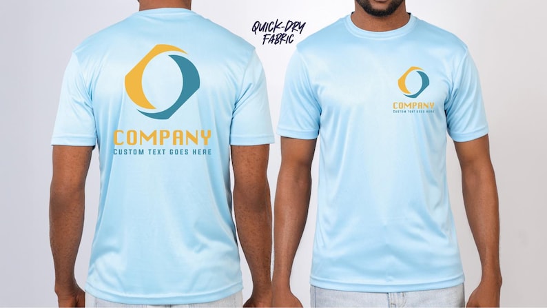 K&ouml;nnte beinhalten: Hellblaue T-Shirts aus schnell trocknendem Stoff mit einem Firmenlogo auf der Vorder- und R&uuml;ckseite. Das Logo ist eine Kombination aus gelben und t&uuml;rkisfarbenen Formen. Der Text "COMPANY CUSTOM TEXT GOES HERE" steht darunter.