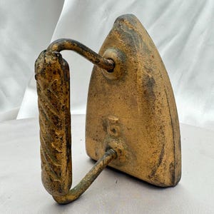 Antique Cast Iron Sad Iron: 1800s Farmhouse Decor (4.5 lbs, Spiral Handle)