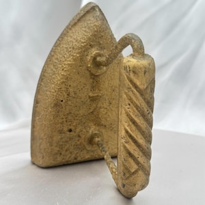 Early 1900s Cast Iron Sad Iron No. 7 – Gilt Finish with Swirl Handle, 5.1 lbs