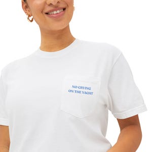 Camiseta con bolsillo y letras azules "No Crying on The Yacht", colores cómodos, unisex, para mujer y hombre