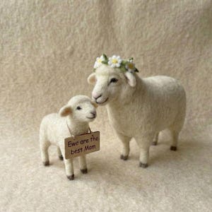 Oveja madre y cría de fieltro con aguja, regalo con el juego de palabras "La oveja es la mejor mamá", regalo divertido para el Día de la Madre, figura de cordero de lana hecha a mano, decoración rústica