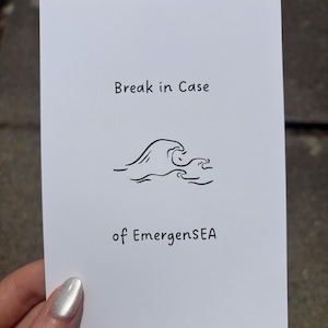 Postkarte „Break in Case of EmrgenSEA“ – maritimer Spruch, minimalistisches Design, DIN A6, perfekt als Urlaubskarte oder kleines Geschenk
