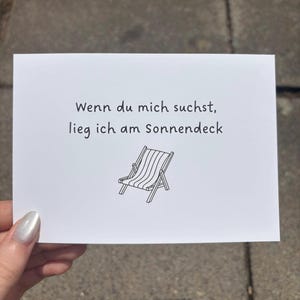 Postkarte „Wenn du mich suchst, lieg ich am Sonnendeck“ – maritimer Spruch, minimalistisches Design, DIN A6, als Urlaubskarte oder  Geschenk
