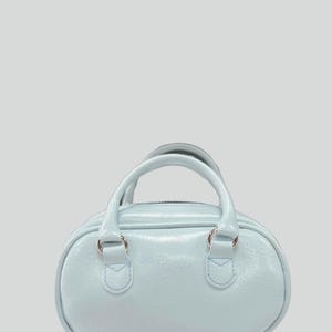 Mini sac à main en similicuir bleu clair - Sac à main ovale brillant avec poignée sur le dessus