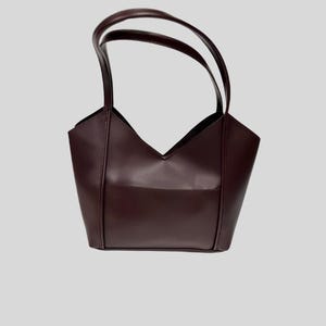 Weinrote V-förmige Einkaufstasche aus veganem Leder - minimalistische Schultertasche für Frauen