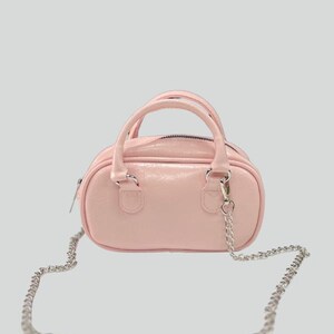 Mini sac à main rose en similicuir - Porte-monnaie ovale brillant avec anse sur le dessus et bandoulière en chaîne argentée