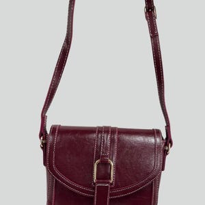 Sac à bandoulière en similicuir bordeaux - Sac à main à bandoulière avec rabat avec boucle, cuir végétalien, bandoulière réglable
