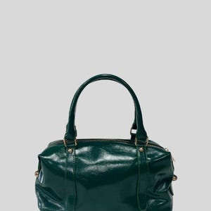 Smaragdgrüne Handtasche aus veganem Leder – Glänzende kleine Handtasche mit Doppelgriffen – schicke Schultertasche