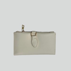 Cartera de piel sintética beige con hebilla y cremallera: monedero vegano largo y delgado para mujer, estilo minimalista.