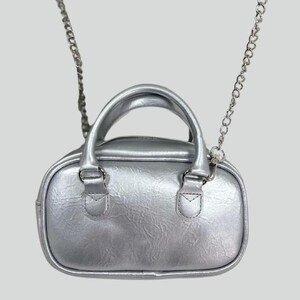 Mini sac à main argenté en similicuir - Porte-monnaie ovale métallique avec bandoulière en chaîne