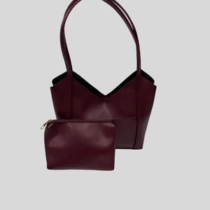 Bordeaux-Vegan-Leder-Einkaufstasche mit Beutel - Minimalistische Schultertasche mit V-Schnitt