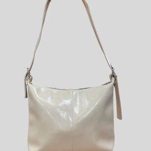 Minimalistische Umhängetasche aus veganem Leder - kleine cremefarbene Handtasche, schicke tägliche Geldbörse für Frauen, trendige weiche Kunstleder Baguettetasche