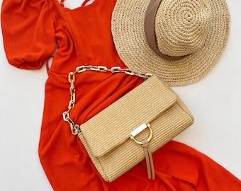 Goudkleurige stroclutch met ketting – Geweven crossbodytas voor strand