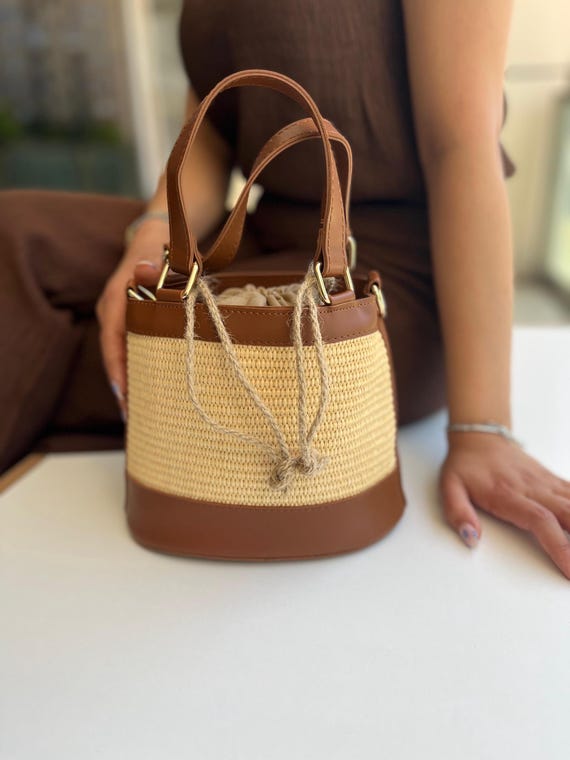 Straw Bucket Bag With Brown Faux Leather – Drawstring Summer  display picture 2