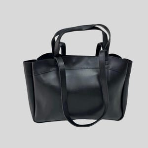 Klassische schwarze Einkaufstasche aus Kunstleder - minimalistische Alltagshandtasche mit langen Riemen