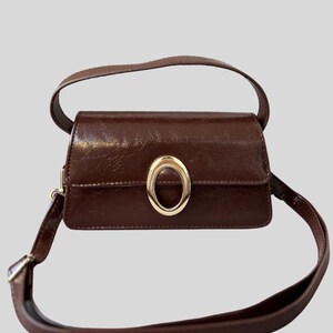 Sac à bandoulière vintage en similicuir marron - Petit sac à bandoulière avec boucle ovale dorée