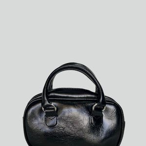 Mini sac à main noir en similicuir - Porte-monnaie ovale brillant avec bandoulière en chaîne argentée