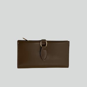 Cartera de piel sintética marrón con detalle de hebilla: bolso vegano largo y fino para mujer, estilo minimalista.