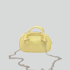 Mini sac à main jaune en similicuir - Porte-monnaie ovale brillant avec bandoulière en chaîne argentée