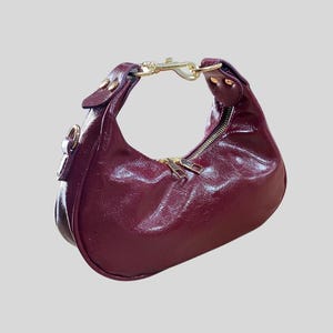 Sac bandoulière hobo brillant bordeaux - Sac à main en cuir végétalien avec chaîne en or