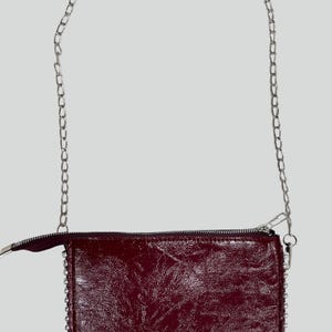 Burgunder Kunstleder Crossbody-Clutch - Perlenrandtasche mit silbernem Kettenriemen