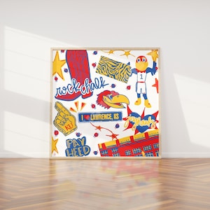 Op de afbeelding: Een vierkante ingelijste kunstdruk met een collage van University of Kansas-afbeeldingen in rood, blauw en geel. Elementen zijn onder meer een rode cowboylaars, een Jayhawk-mascotte, een schuimvinger, een stadion en de tekst Rock Chalk, I Love Lawrence, KS.
