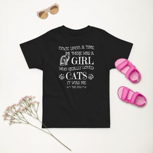 「昔々、猫が大好きな女の子がいました」かわいい猫好きTシャツ。