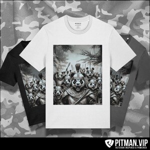 Op de afbeelding: Een wit T-shirt met een zwart-witte grafische print van een groep panda's die harnassen dragen en wapens vasthouden. De panda's bevinden zich in een bosrijke omgeving met bomen en mist op de achtergrond.