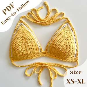 Puede incluir: Top de bikini amarillo tejido a ganchillo con ribete blanco. El top triangular tiene lazos ajustables. La imagen incluye el texto "PDF Easy-to-Follow" y "size XS-XL".