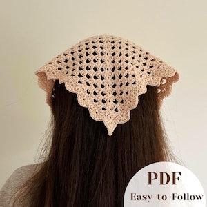 Puede incluir: Un pañuelo triangular de ganchillo en color beige claro con un intrincado patrón de diamantes calados y un borde festoneado. La imagen incluye un gráfico circular blanco con el texto PDF Easy-to-Follow en letras marrón oscuro.