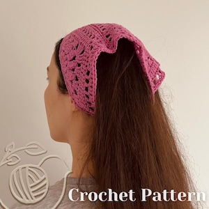 Puede incluir: Una diadema de crochet rosa con un dise&ntilde;o de encaje. La diadema la lleva puesta una persona con el pelo largo y casta&ntilde;o. El texto "Crochet Pattern" es visible en la parte inferior de la imagen.