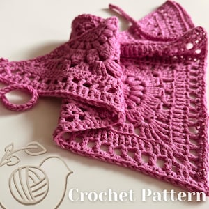 Puede incluir: Un chal de ganchillo rosa con un delicado patr&oacute;n floral. El chal est&aacute; doblado por la mitad y tiene un borde de flecos. La imagen incluye el texto "Crochet Pattern".
