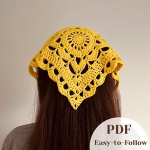 Op de afbeelding: Een felgele gehaakte bandana met een ingewikkeld cirkelvormig patroon in het midden dat overgaat in een driehoekige vorm met geschulpte randen. De afbeelding bevat de tekst PDF Easy-to-Follow in de rechterbenedenhoek.