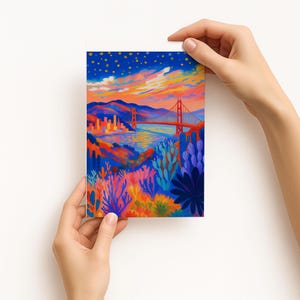 Könnte beinhalten: Ein farbenfroher Kunstdruck, der die Golden Gate Bridge in San Francisco zeigt. Das Kunstwerk zeigt einen lebendigen Sonnenuntergangshimmel, die ikonische rote Brücke und eine Stadtlandschaft. Der Vordergrund zeigt stilisierte Pflanzen.
