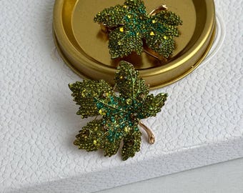 Autumn Leaf Brooch – Green Rhinestone Maple Pin | Fall Jewelry, Halloween Accessory, Sparkling Leaf Pin for Jacket, Scarf, Dress