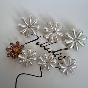 Bottoni con gambo in perla bianca di alta qualità, bottoni a forma di fiore di margherita, eleganti bottoni in metallo dorato e perla, bottoni da sposa a forma floreale da 18 mm a 22 mm