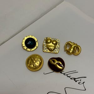 Botones de lujo: juego de 5 botones de metal dorado con esmalte. Elegancia regia para alta costura, proyectos de bricolaje y chaquetas de tweed.