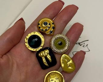 Botones de lujo: juego de 5 botones de metal dorado con esmalte. Elegancia regia para alta costura, proyectos de bricolaje y chaquetas de tweed.