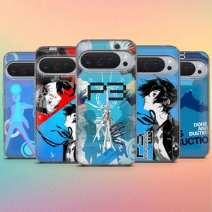 Pode incluir: Uma coleção de cinco capas de telefone com designs exclusivos. Cada capa apresenta um gráfico diferente em estilo anime em tons de azul, vermelho e preto. As capas têm um acabamento brilhante e são projetadas para um modelo de telefone específico.