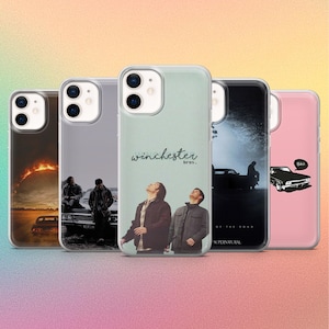 Könnte beinhalten: Fünf transparente Handyhüllen mit verschiedenen Designs. Die Hüllen zeigen Bilder eines brennenden Autos, zwei Männer neben einem Auto, zwei Männer, die nach oben schauen, mit dem Text "winchester bros.", ein schwarzes Auto mit einer Person und eine rosa Hülle mit einem Auto und dem Wort "Bitch".