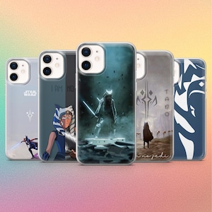 Peut inclure: Une collection de cinq coques de téléphone avec différents designs sur le thème de Star Wars. Les coques présentent des images de personnages et de symboles de la franchise Star Wars, dont Ahsoka Tano et le logo Star Wars. Les coques sont transparentes avec des graphiques colorés.