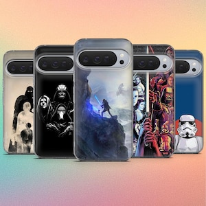Op de afbeelding: Een verzameling telefoonhoesjes met Star Wars-thema's. De hoesjes tonen verschillende personages en scènes, waaronder Darth Vader, Kylo Ren en een Stormtrooper. De hoesjes hebben een heldere, beschermende buitenlaag.