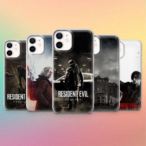 Puede incluir: Cinco fundas para teléfono con ilustraciones de Resident Evil. Cada funda muestra una imagen diferente del juego, con el texto del título en la parte inferior. Las fundas son transparentes, permitiendo ver el color del teléfono.