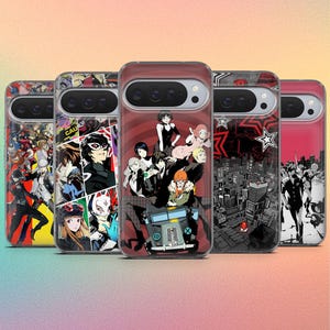 Pode incluir: Cinco capas de telefone com designs únicos. As capas apresentam ilustrações coloridas em estilo anime de personagens e cenas. Cada capa tem um design diferente, incluindo paisagens urbanas e colagens de personagens.